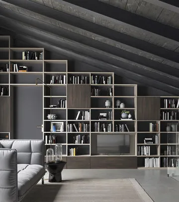 Salone di lusso del sottotetto della rappresentazione 3d con lo scaffale per libri